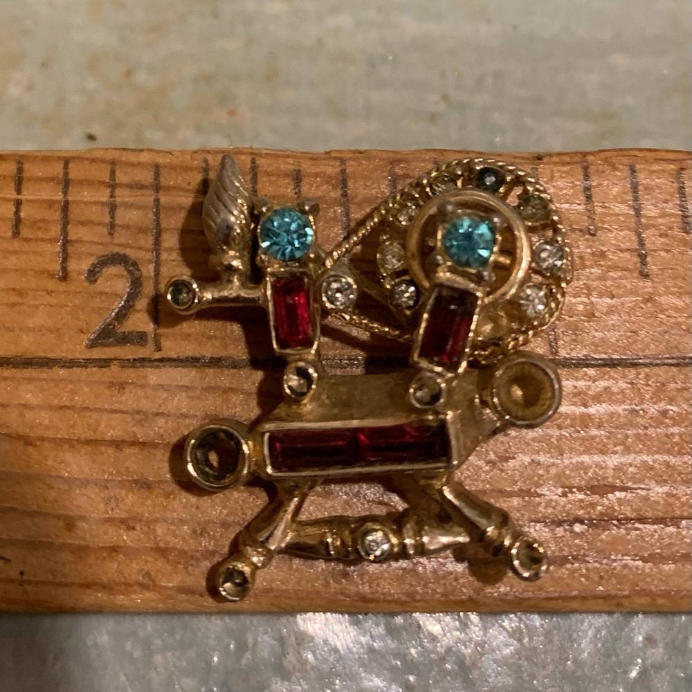 50’s/60’s Coro bejeweled gold tone spinning wheel brooch with roller pin back - Picture 3 of 3